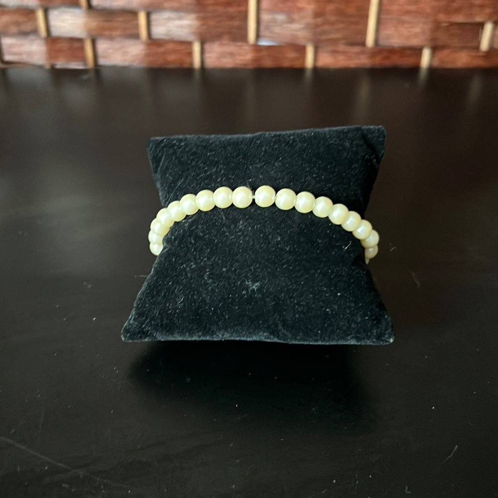 Vintage costume pearl bracelet